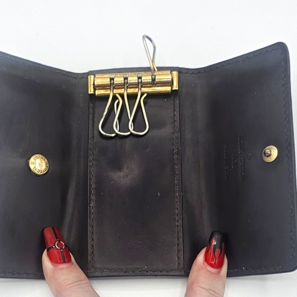 LOUIS VUITTON 2010 Monogram Burgundy Vernis 4 Key Holder - Picture 3 of 13